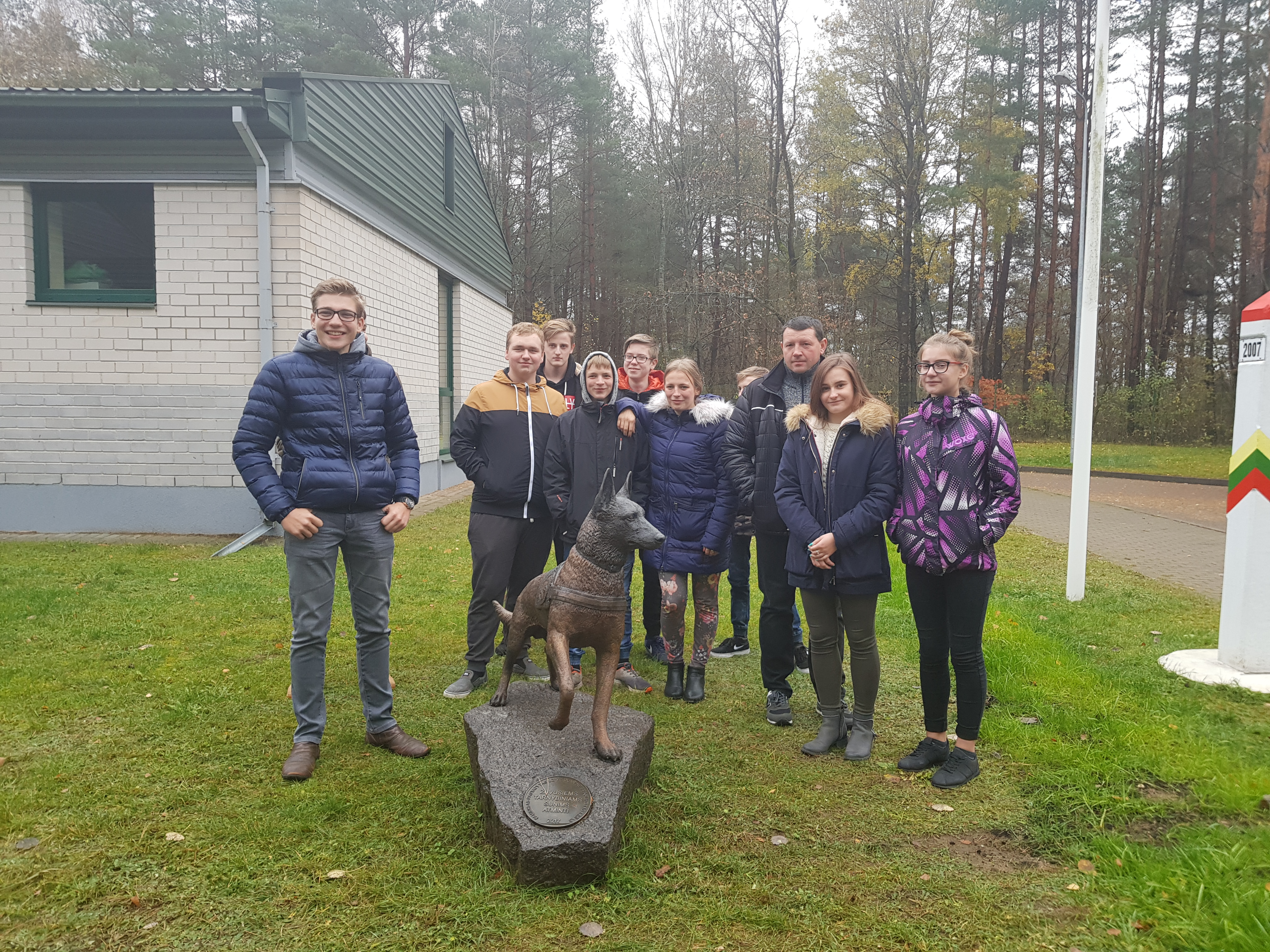 Ignalinos gimnazijos JPB narių išvyka į Vilniaus pasienio rinktinę ir Aviacijos valdybą