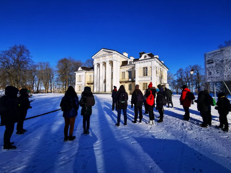 Vilkaviškio JPB Vasario 16-ąją minėjo žygyje aplink Paežerių ežerą