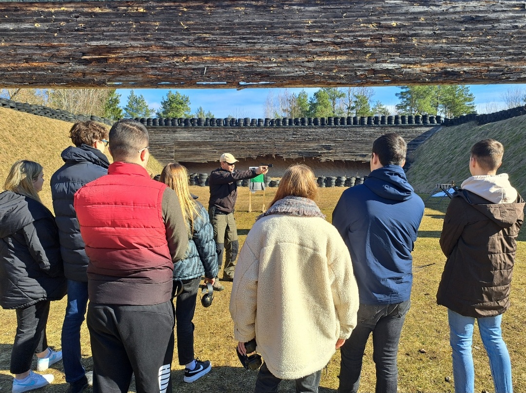 Vilniaus pasienio rinktinės šaudykloje praktikavosi Mickūnų gimnazistai